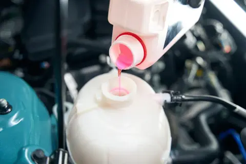 Remplissage du réservoir d'expansion avec du liquide de refroidissement rose. Le liquide de refroidissement G12 est-il adapté à votre voiture ?