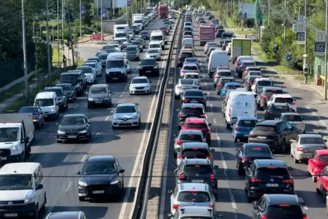 Embouteillage monstre sur l'autoroute. Les voitures attendent, peut-être pour leur contrôle technique tous les ans.