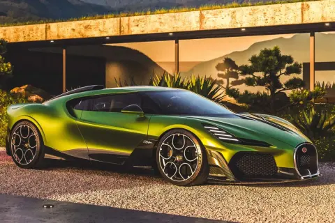 La Bugatti la plus rapide, une hypercar verte éblouissante, se gare devant une villa moderne, entourée de végétation luxuriante et de montagnes en arrière-plan.