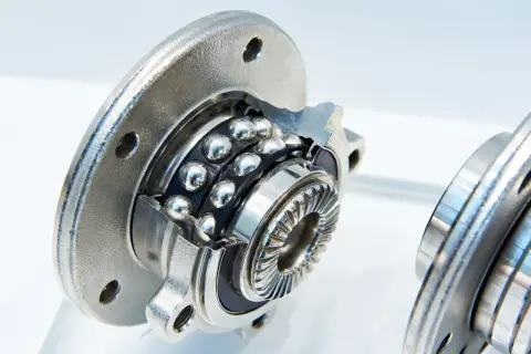 Roulement de roue automobile en coupe, montrant les billes. Combien de km avec un roulement HS ? Difficile à dire, cela dépend de l'usage.