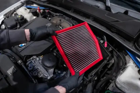 Maintenant, le changement du filtre à air de la BMW est terminé. Le nouveau filtre rouge est prêt à être installé.