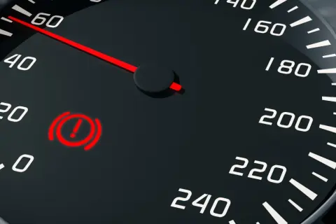 Voyant rouge de panne du système de freinage allumé sur le tableau de bord, à côté de l'indicateur de vitesse.