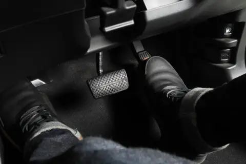 Pieds sur les pédales, prêt pour la purge de frein.