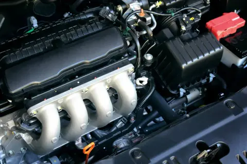 Moteur de voiture propre. Question : peut-on rouler avec un calculateur HS ? La réponse est non, le calculateur gère tout.