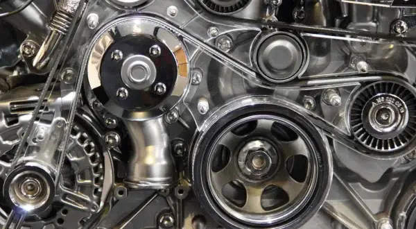 Mécanisme complexe de moteur avec courroie. Il est temps de changer courroie de distribution pour assurer le bon fonctionnement.