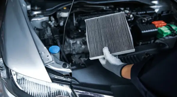 Main tenue un filtre à air de voiture, peut-être la cause du dysfonctionnement du clim voiture ne fonctionne plus.