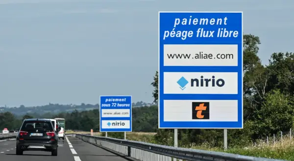 Panneau d'information sur le paiement du péage flux libre sur l'autoroute A79, avec les sites www.aliae.com et nirio.