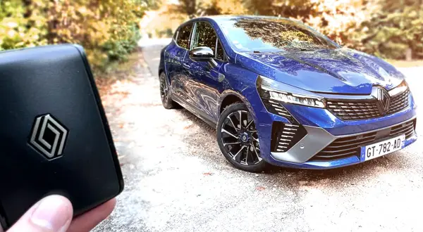 Clio 5 Alpine, prête à galoper sur la route. La clé est dans la main, le chemin s'ouvre.