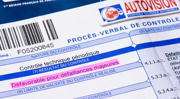 Procès-verbal de contrôle technique défavorable pour défaillances majeures. La durée de validité du contrôle est limitée.