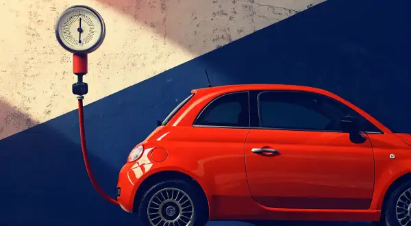 Manomètre de pression des pneus d'une Fiat 500 rouge, prêt à être gonflé.