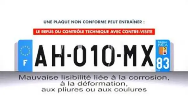 Plaque immatriculation non conforme, illisible à cause de la corrosion et déformation. Refus au contrôle technique.