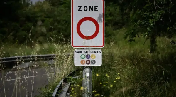 Panneau "ZONE" avec un cercle rouge, suivi de "SAUF CATÉGORIES" et des vignettes Crit'Air. Fin des ZFE, un nouveau départ pour la circulation.