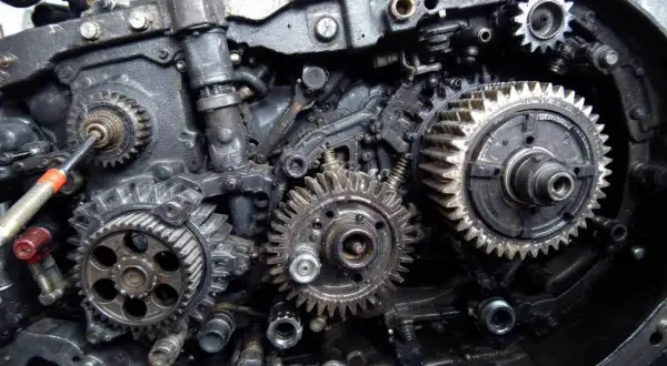 Mécanisme complexe de boîte de vitesses, engrenages en métal huilés. Un bruit de roulement de boite de vitesse pourrait émaner de ce système.