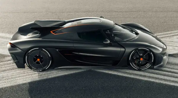 La Koenigsegg Jesko, une merveille d'ingénierie, prête à défier les limites de la vitesse max sur piste.