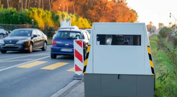 Radar mobile sur le bord de la route, prêt à mesurer la vitesse des véhicules. La marge d'erreur radar mobile est une donnée importante pour les automobilistes.