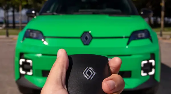 Clé de voiture électrique verte Renault. Découvrez les conditions pour une voiture électrique 100 euros par mois.