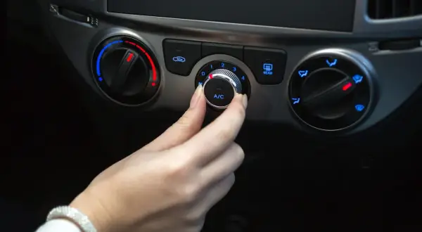 Main gauche pour régler la température, puis le bouton A/C pour comment mettre le chauffage dans une voiture.