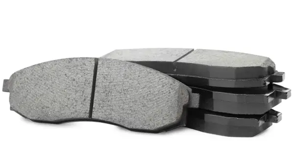 Pile de plaquettes de frein usées, prêtes à être remplacées pour assurer une sécurité optimale sur la route.
