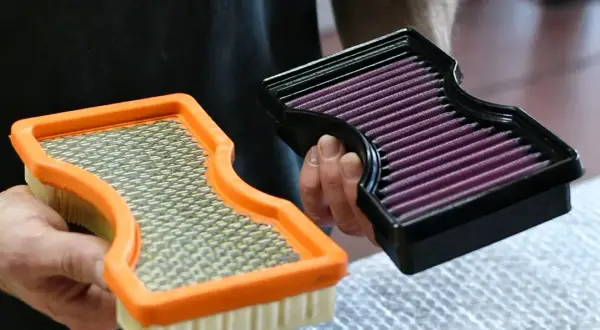 Comparaison entre un filtre à air standard et un filtre à air haute performance violet.