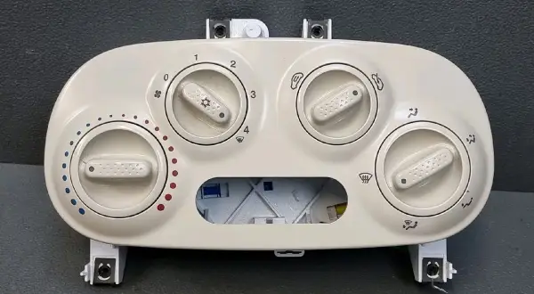 Commandes du clim fiat 500. Boutons pour régler la température et la ventilation, avec symboles de froid et de chaud.