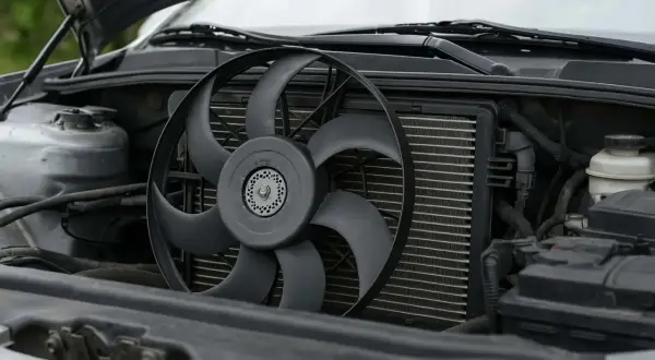 Le ventilateur de voiture tourne encore après l'arrêt du moteur, signe qu'il refroidit le radiateur.