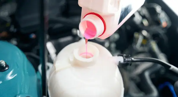 Remplissage du réservoir d'expansion avec du liquide de refroidissement rose. Le liquide de refroidissement G12 est-il adapté à votre voiture ?