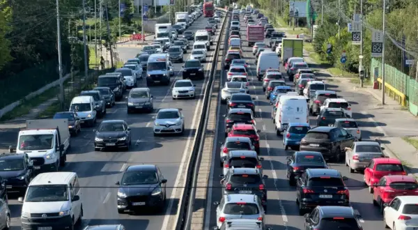 Embouteillage monstre sur l'autoroute. Les voitures attendent, peut-être pour leur contrôle technique tous les ans.