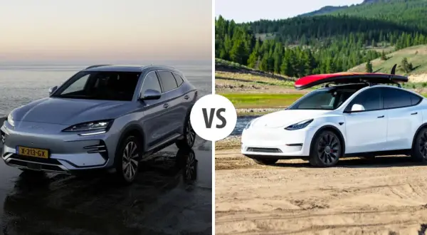 Comparaison : un SUV BYD gris près de l'eau, face à un SUV Tesla blanc prêt pour l'aventure avec un surf sur le toit.