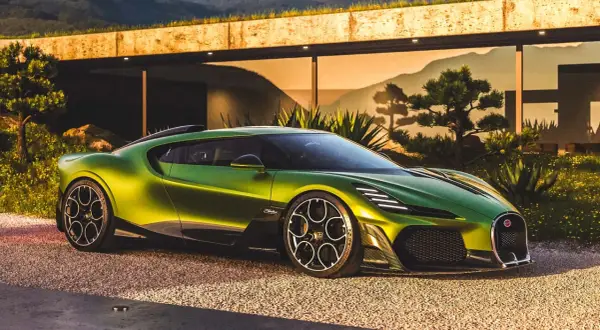 La Bugatti la plus rapide, une hypercar verte éblouissante, se gare devant une villa moderne, entourée de végétation luxuriante et de montagnes en arrière-plan.