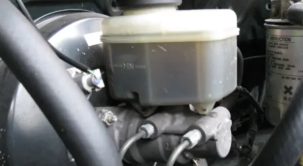 Le réservoir du maître cylindre de frein, avec ses indicateurs MAX et MIN, est visible dans le compartiment moteur.