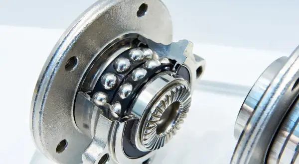 Roulement de roue automobile en coupe, montrant les billes. Combien de km avec un roulement HS ? Difficile à dire, cela dépend de l'usage.