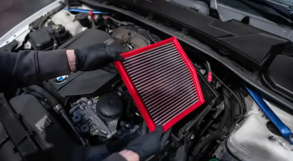 Maintenant, le changement du filtre à air de la BMW est terminé. Le nouveau filtre rouge est prêt à être installé.