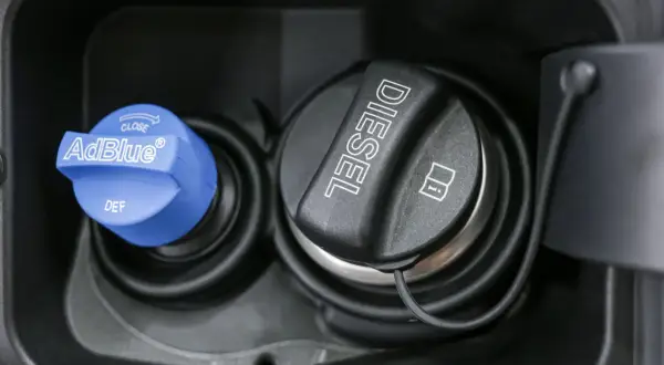 Bouchons de réservoir diesel et AdBlue. Pour savoir comment mettre de l'AdBlue, repérez le bouchon bleu marqué "AdBlue".