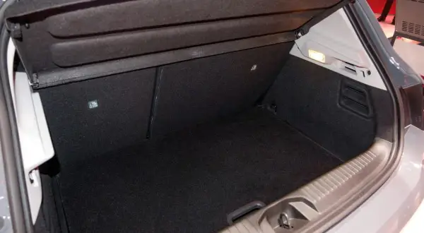 Coffre de la Clio 5, prêt à accueillir vos bagages pour un week-end. La dimension est parfaite pour la vie quotidienne.