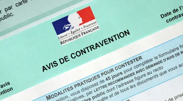 Avis de contravention français. Instructions pour contester une amende, y compris comment déclarer un autre conducteur pour une amende en ligne.