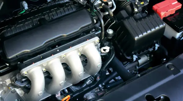Moteur de voiture propre. Question : peut-on rouler avec un calculateur HS ? La réponse est non, le calculateur gère tout.