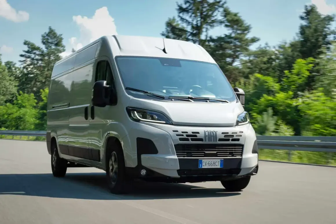 Un fourgon Fiat Ducato 2.3 Multijet 140 Euro 6 roule sur une route bordée d'arbres.