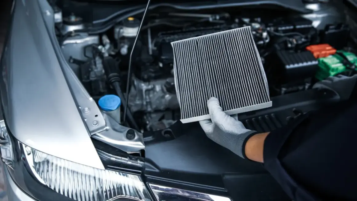 Main tenue un filtre à air de voiture, peut-être la cause du dysfonctionnement du clim voiture ne fonctionne plus.