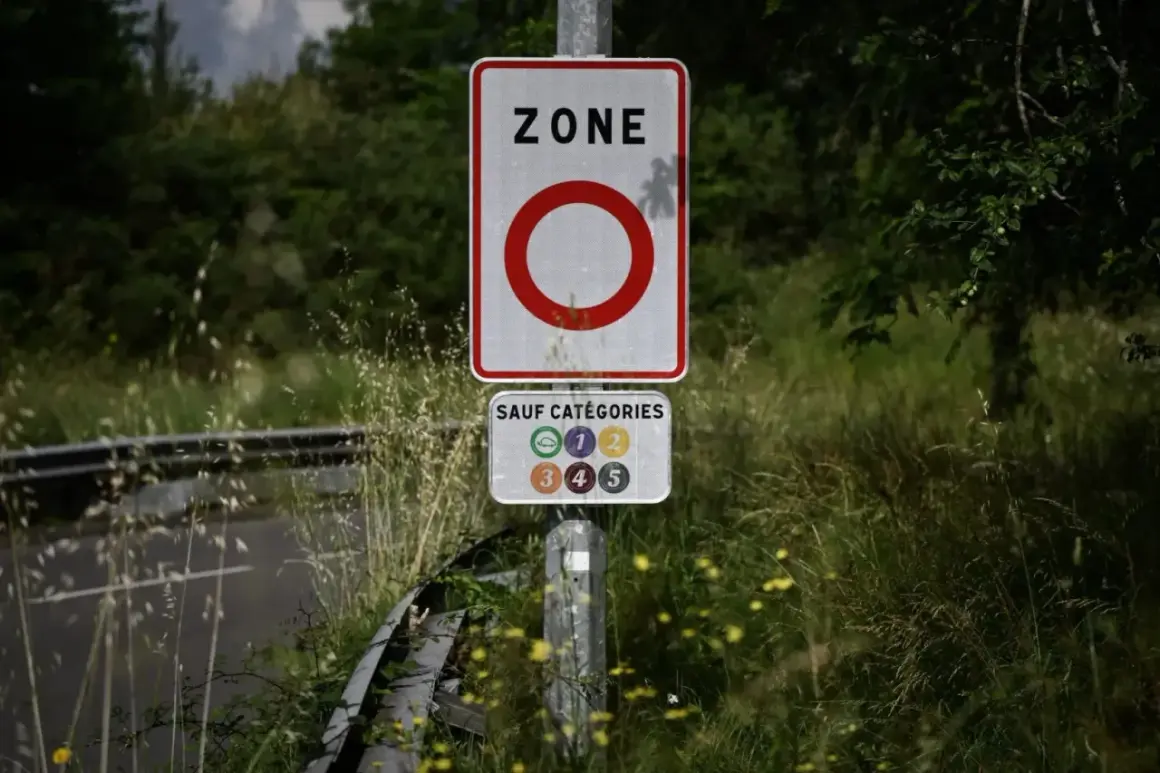 Panneau "ZONE" avec un cercle rouge, suivi de "SAUF CATÉGORIES" et des vignettes Crit'Air. Fin des ZFE, un nouveau départ pour la circulation.