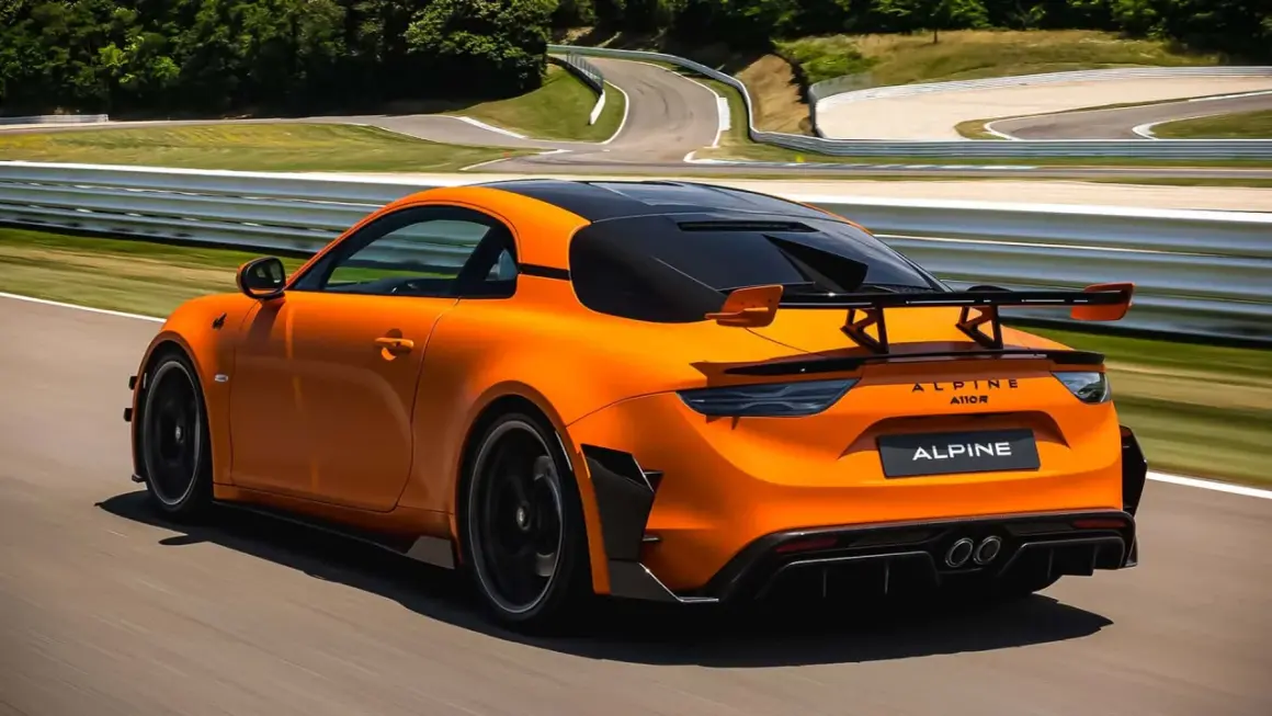 Alpine A110 R orange sur circuit, prête à atteindre sa vitesse max. L'aérodynamisme agressif et le spoiler arrière promettent des performances exceptionnelles.