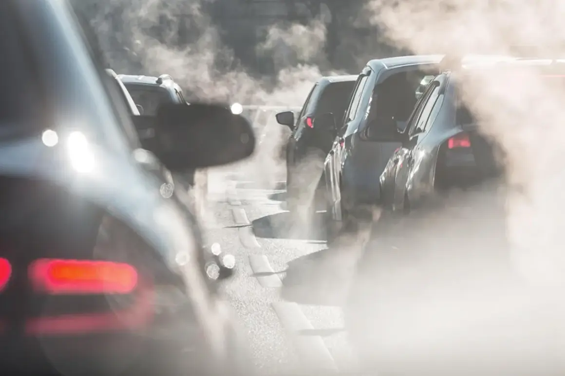 Fumée épaisse sortant de la clim de voitures dans un embouteillage. L'air est saturé de vapeur, rendant la visibilité difficile.