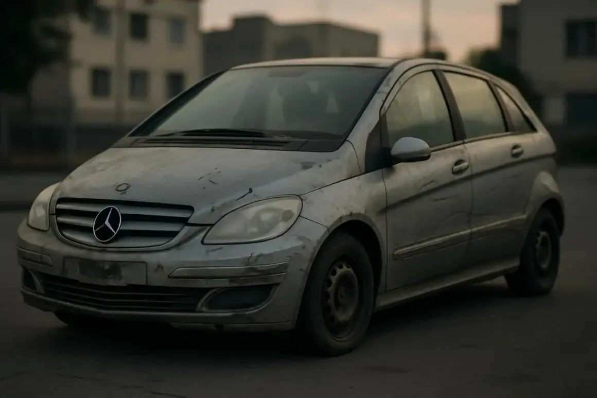 Mercedes Classe B, un modèle à éviter, sale et abîmé, stationné devant des bâtiments délabrés.