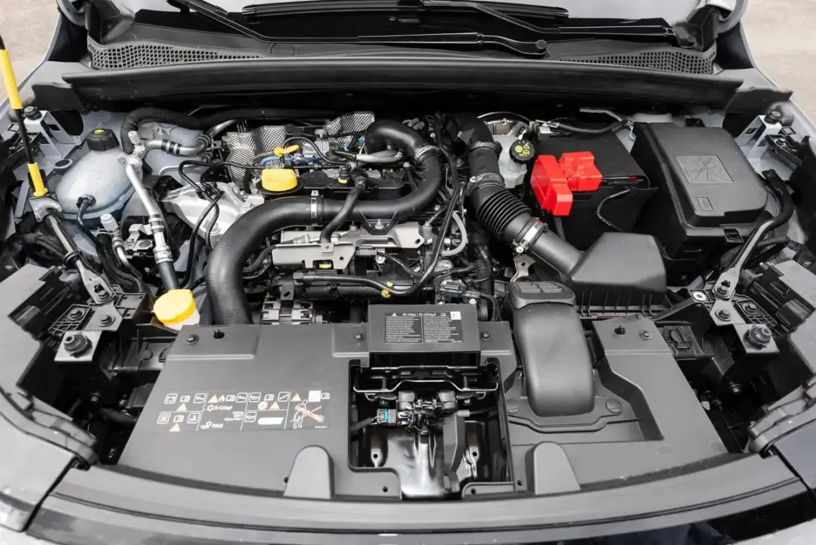 Vue détaillée du moteur TCE 90, gage de fiabilité pour votre véhicule. Composants visibles, circuits et batterie.