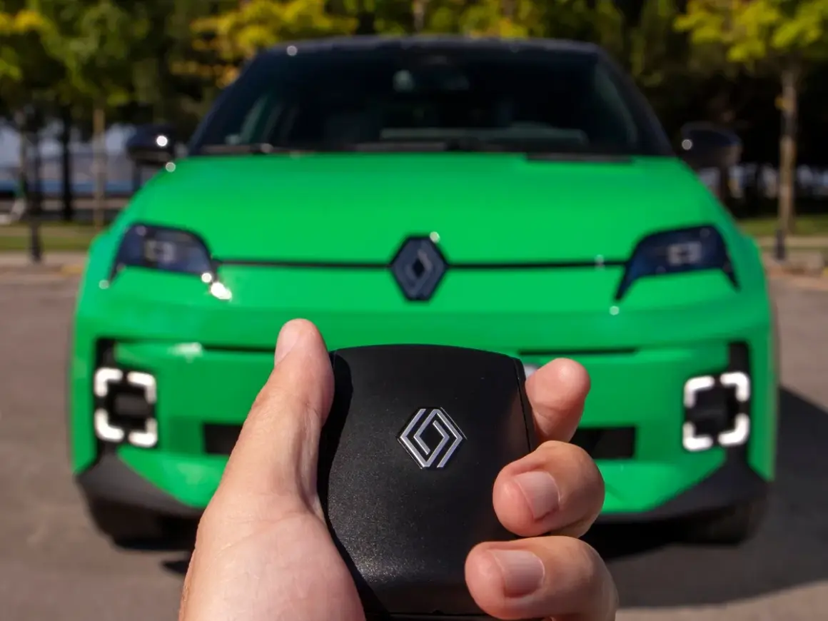 Clé de voiture électrique verte Renault. Découvrez les conditions pour une voiture électrique 100 euros par mois.