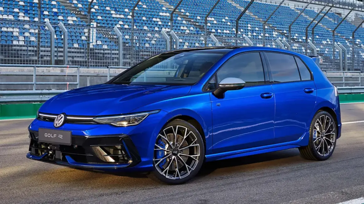 La Golf 8 R, avec ses nombreux chevaux, est prête à rugir sur le circuit, ses sièges bleus en arrière-plan attendant les spectateurs.