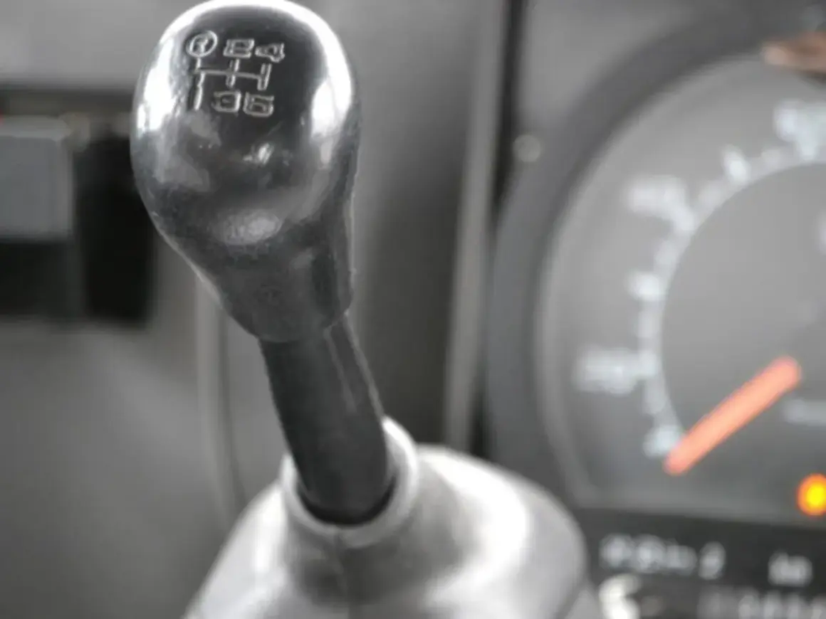 Levier de vitesse d'une voiture, prêt à changer de rapport. Un bruit boite de vitesse peut survenir si l'on force.