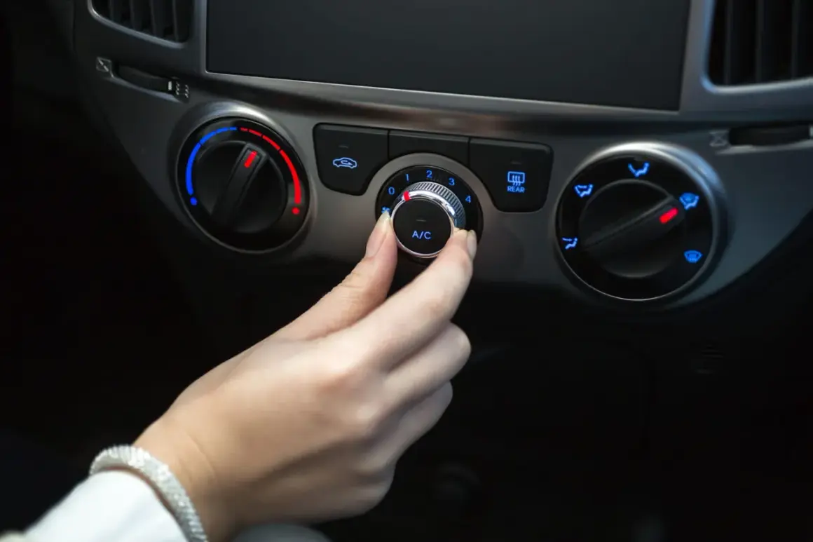 Main gauche pour régler la température, puis le bouton A/C pour comment mettre le chauffage dans une voiture.
