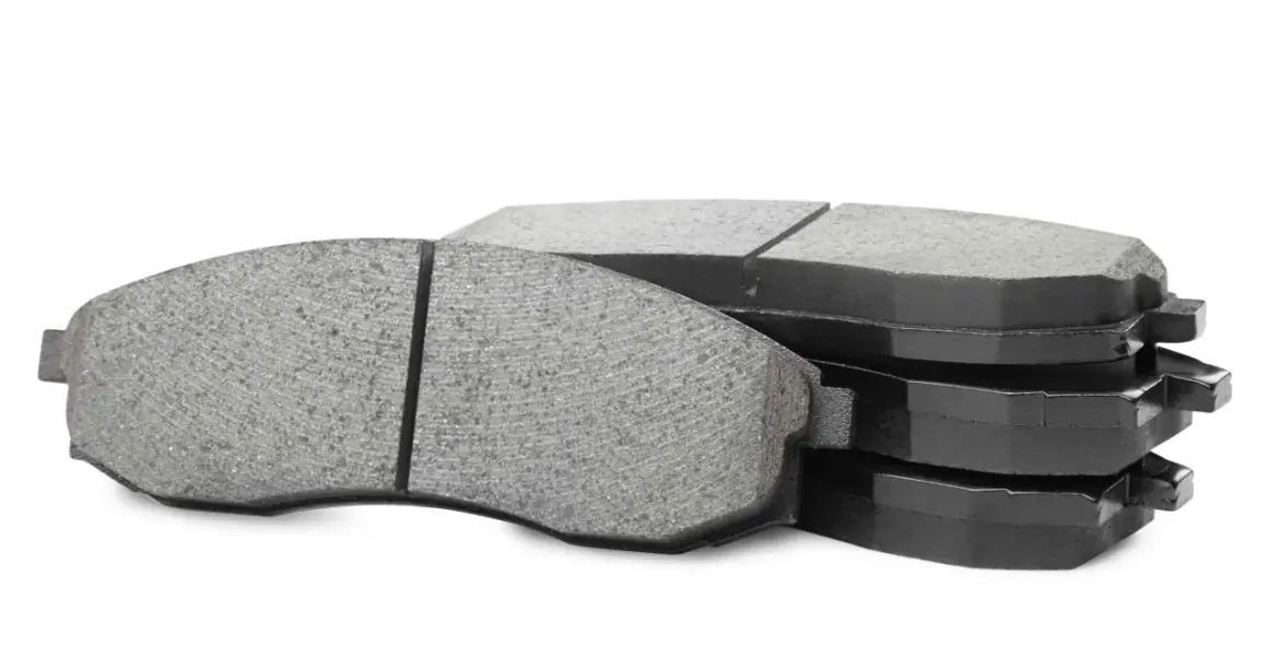 Pile de plaquettes de frein usées, prêtes à être remplacées pour assurer une sécurité optimale sur la route.