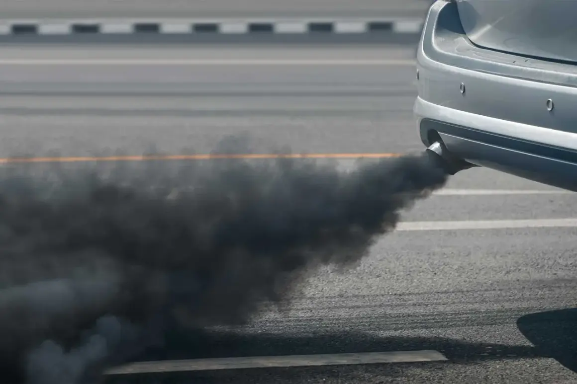 Nuage de fumée noire sortant du pot d'échappement d'une voiture sur la route. Ma voiture sent le chaud, c'est inquiétant.