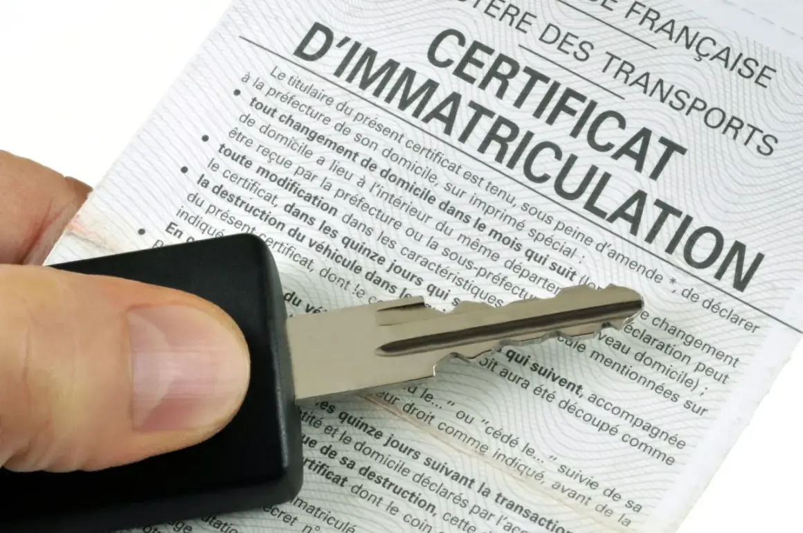 Clé de voiture sur un certificat d'immatriculation, symbolisant les documents d'achat d'une voiture d'occasion.